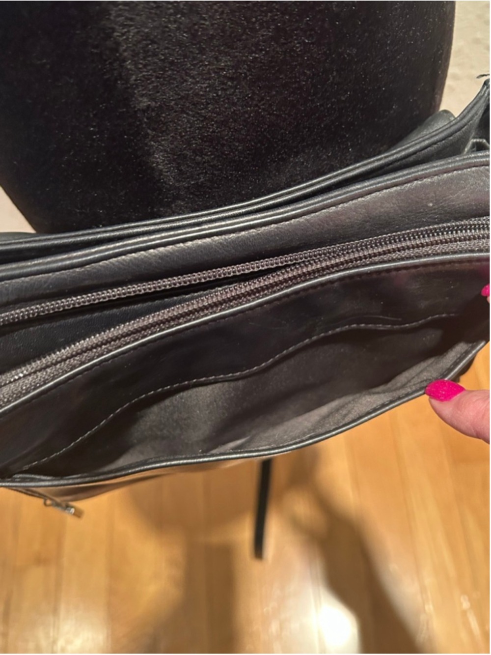 Women's Perlina Black Leather Crossbody Bag 8 x 9 x 2 - Picture 10 of 11